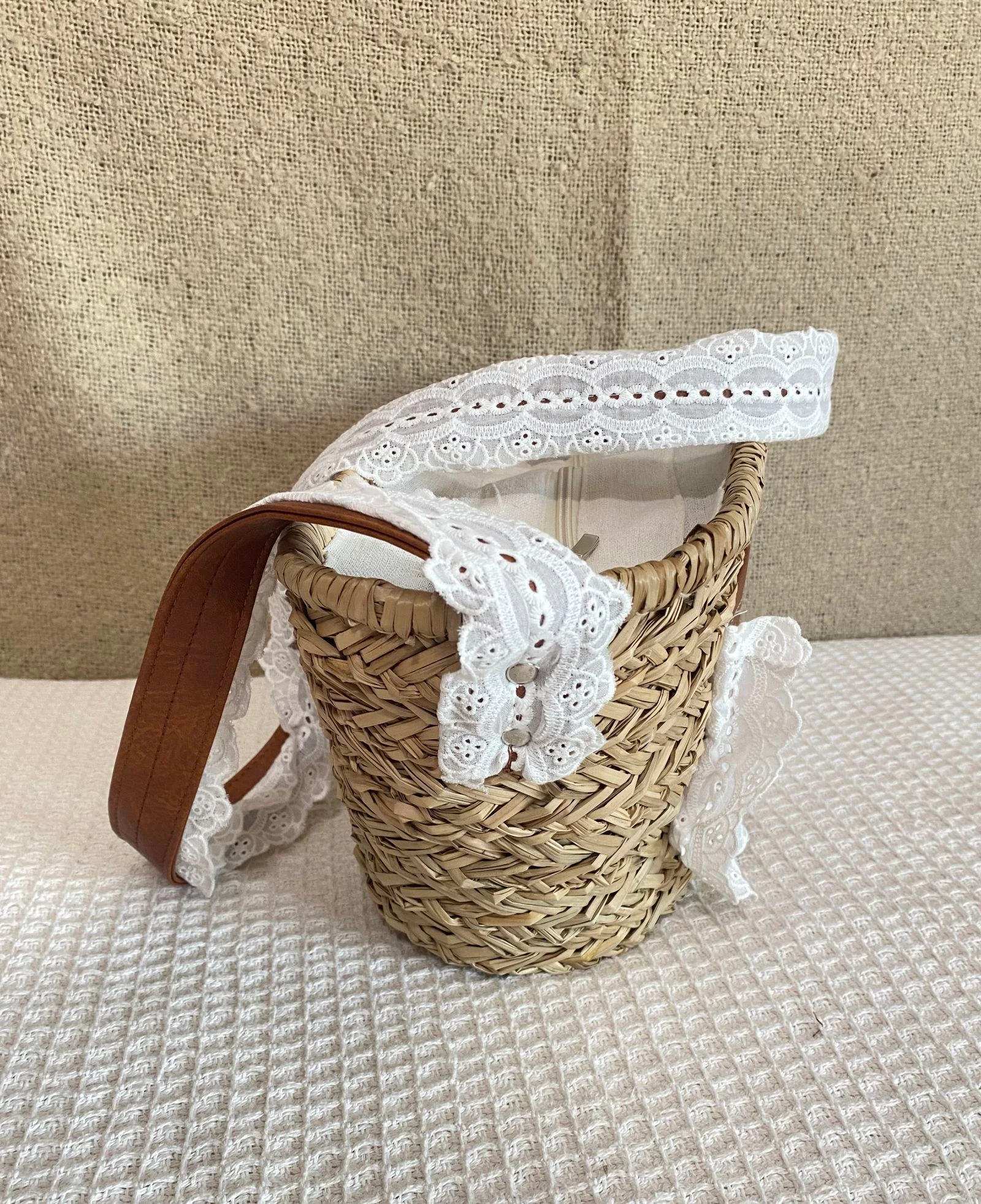 Bolso capazo de paja con encaje y polipiel camel – photo 3